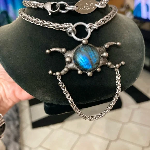 Dark blue iridescent labradorite stone triple moon charm boho goth necklace - Picture 10 of 12